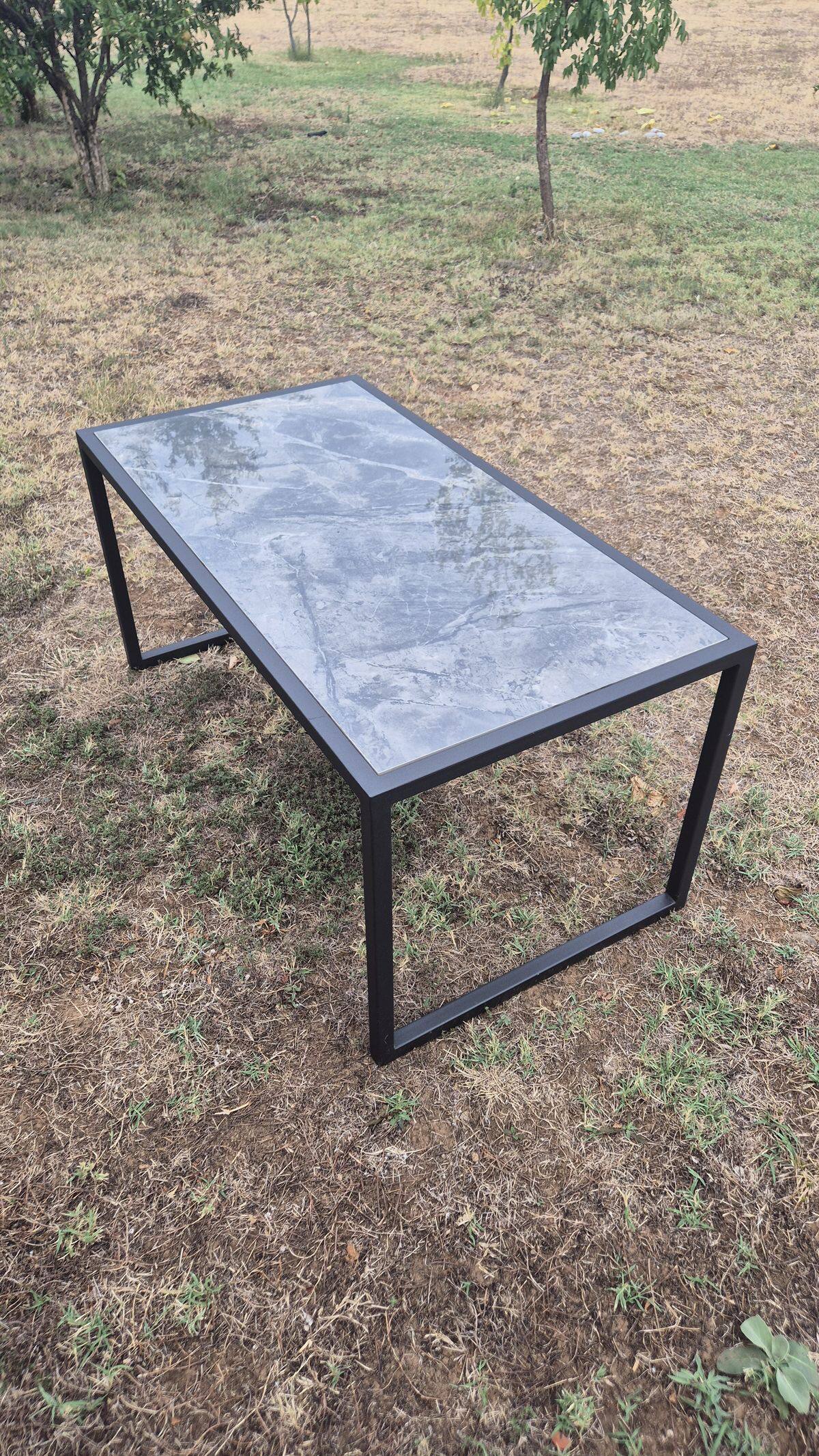 Mesa de Centro Industrial em Porcelanato / Vidro - Sob Medida