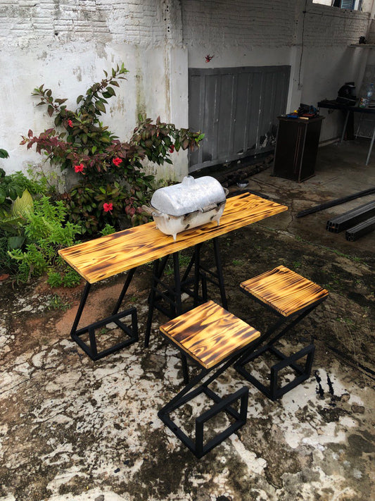Conjunto Bistrô Safari Flame – Mesa e 4 Banquetas em Madeira Queimada e Aço