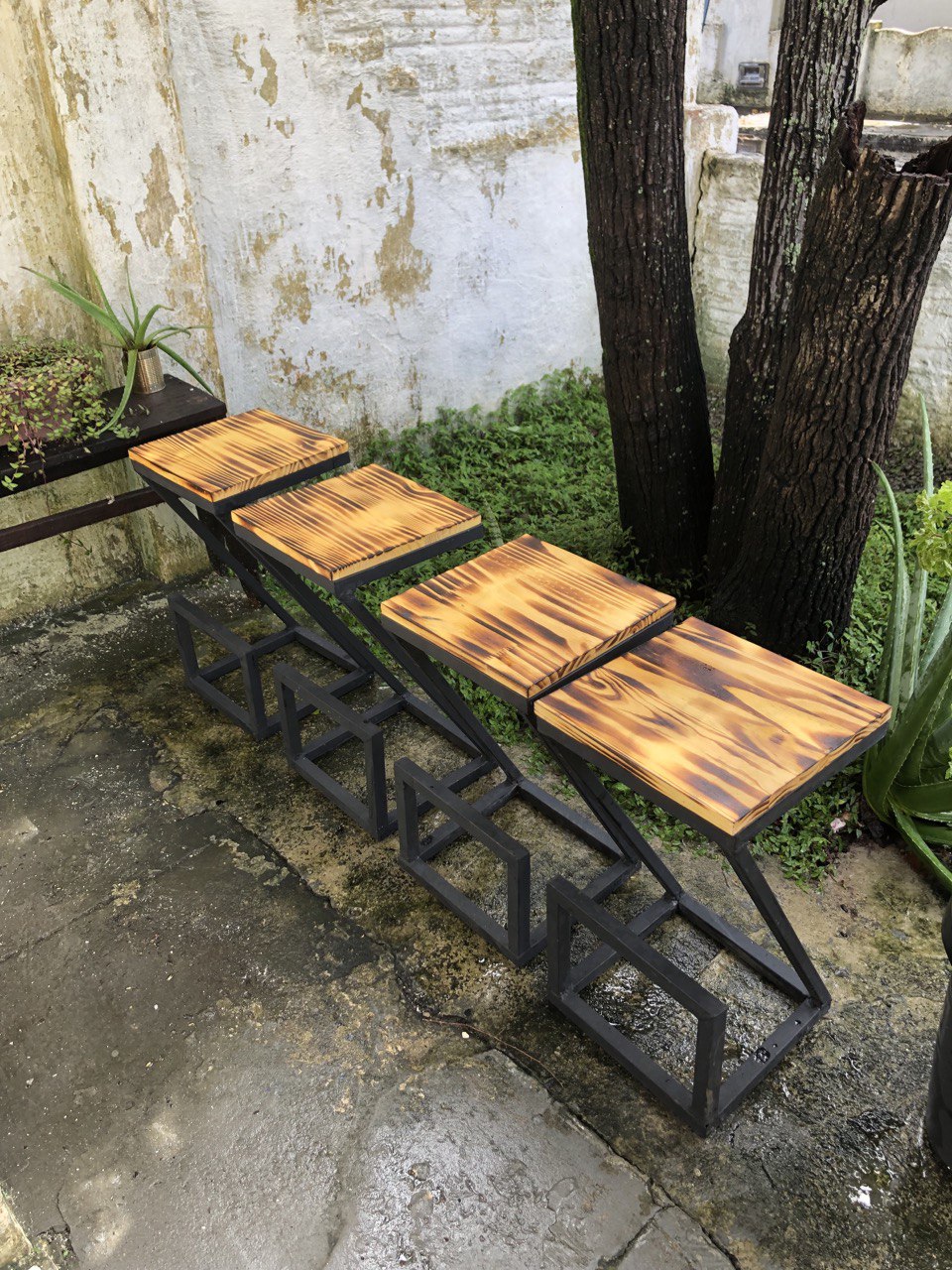 Conjunto Bistrô Safari Flame – Mesa e 4 Banquetas em Madeira Queimada e Aço