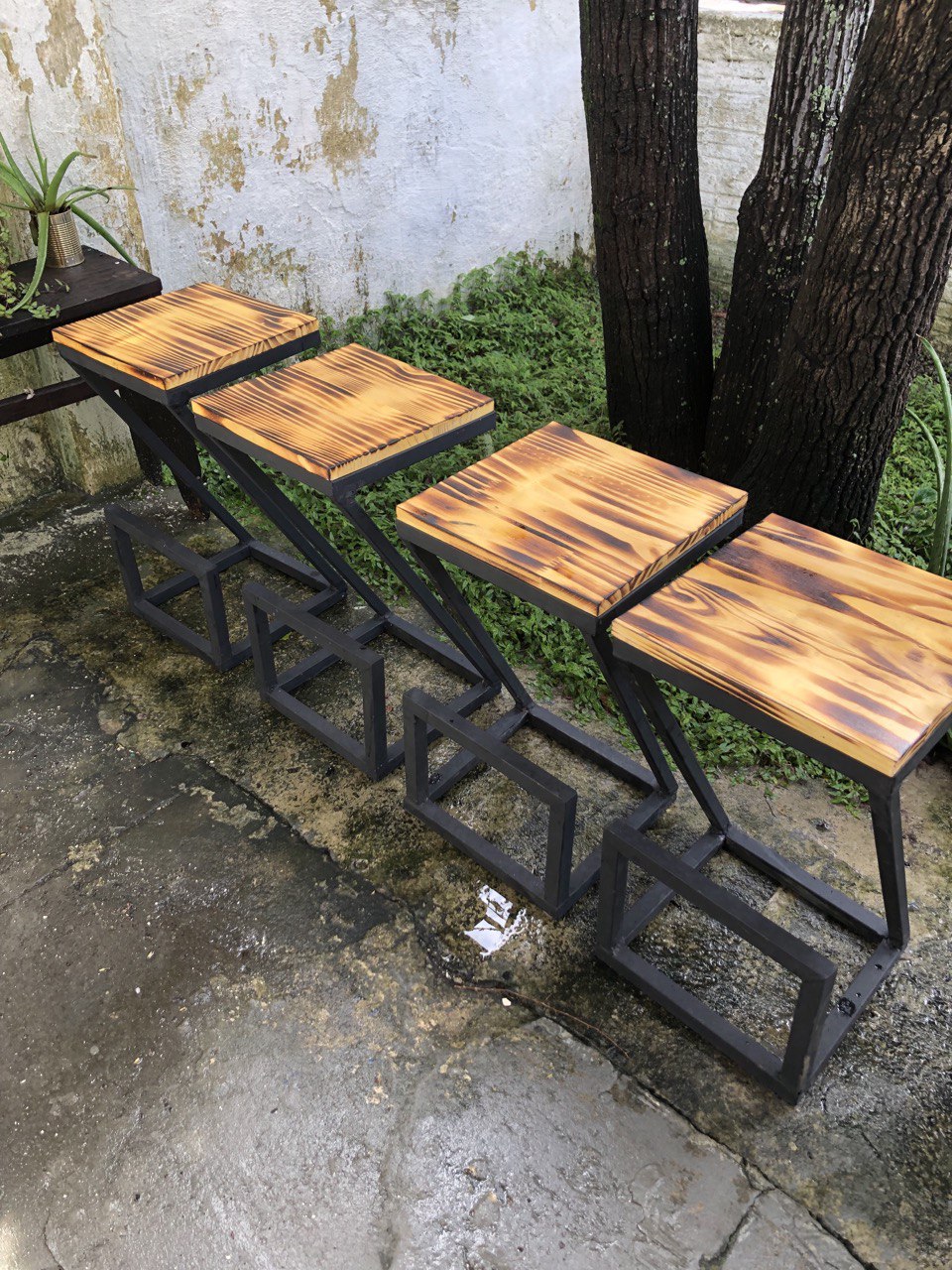 Conjunto Bistrô Safari Flame – Mesa e 4 Banquetas em Madeira Queimada e Aço