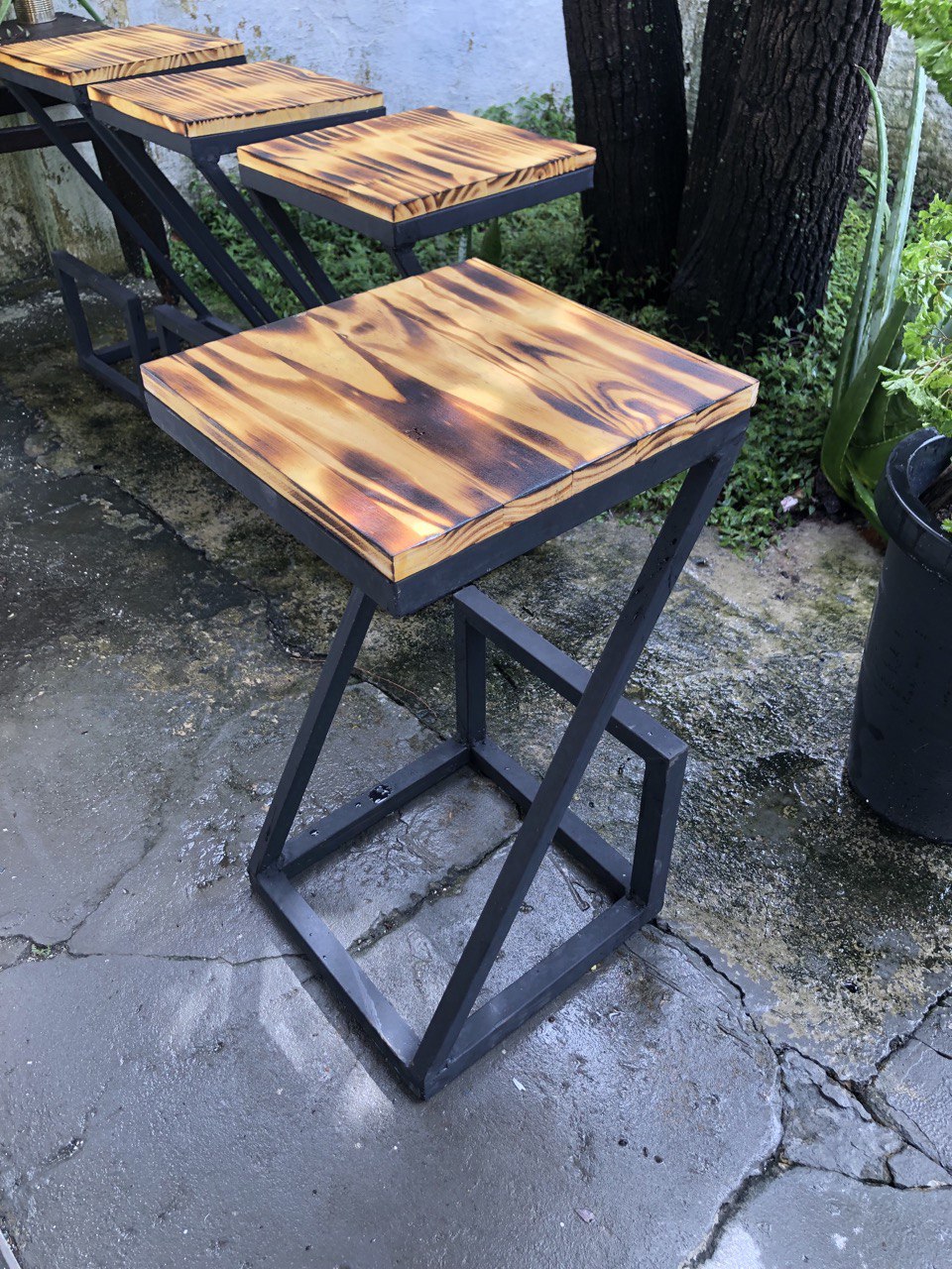 Conjunto Bistrô Safari Flame – Mesa e 4 Banquetas em Madeira Queimada e Aço