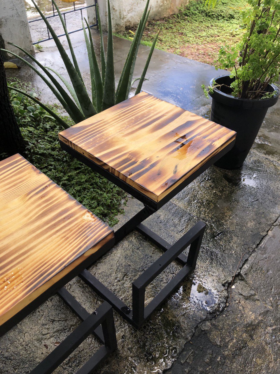 Conjunto Bistrô Safari Flame – Mesa e 4 Banquetas em Madeira Queimada e Aço