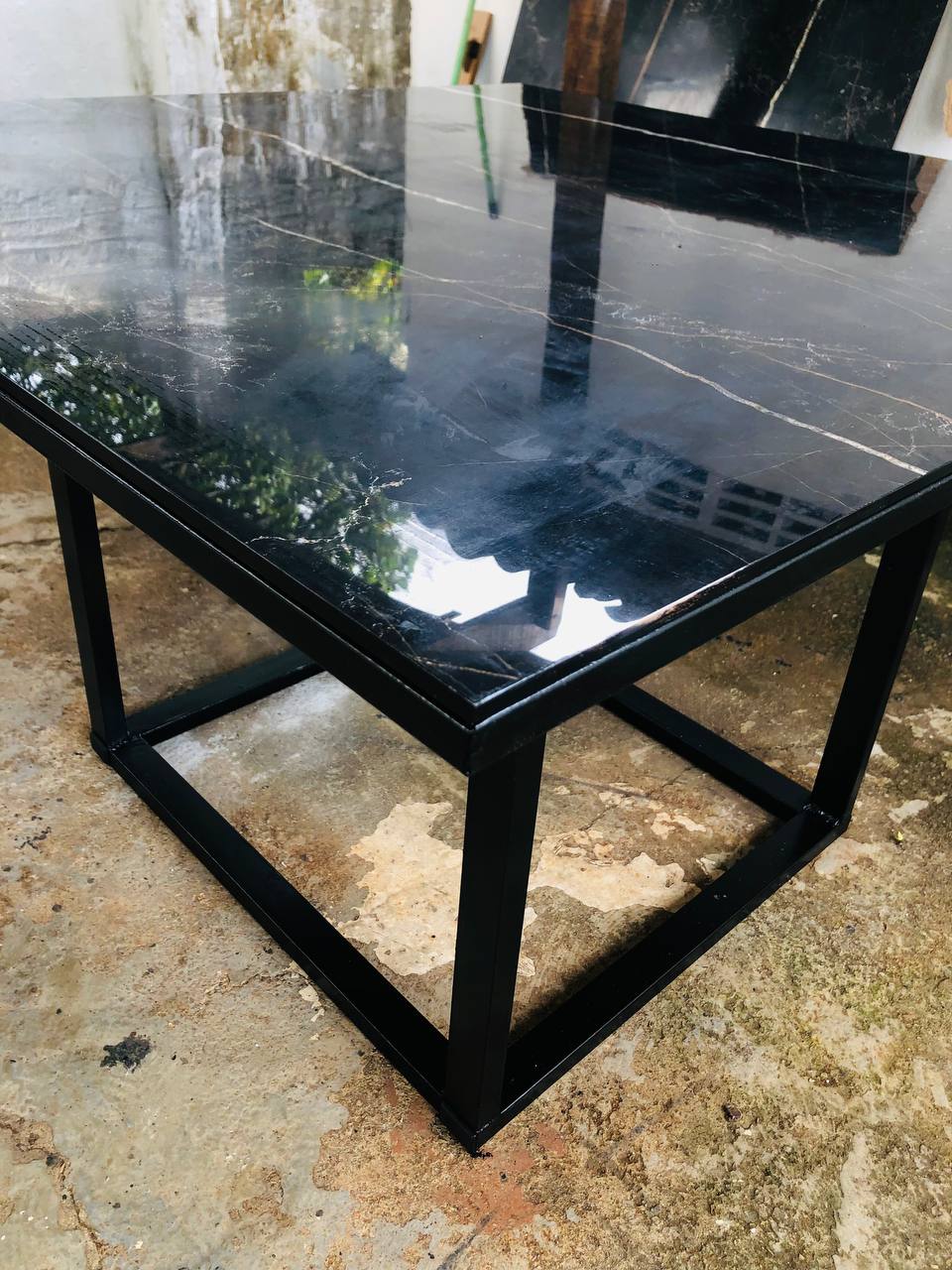 Mesa Industrial 120x120cm com Tampo de Porcelanato e Estrutura em Aço Galvanizado – Resistente à Água
