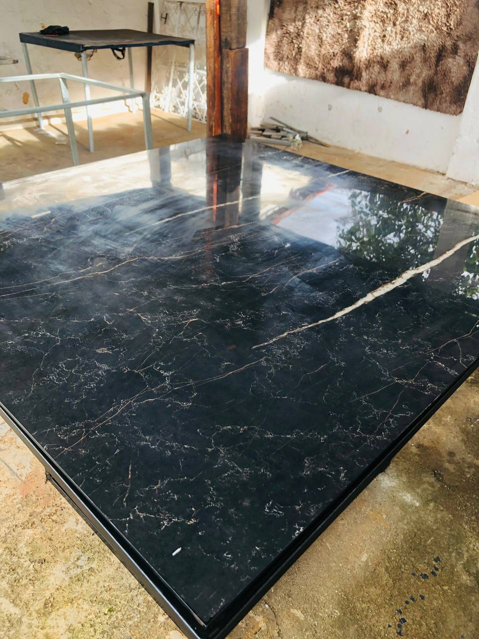 Mesa Industrial 120x120cm com Tampo de Porcelanato e Estrutura em Aço Galvanizado – Resistente à Água