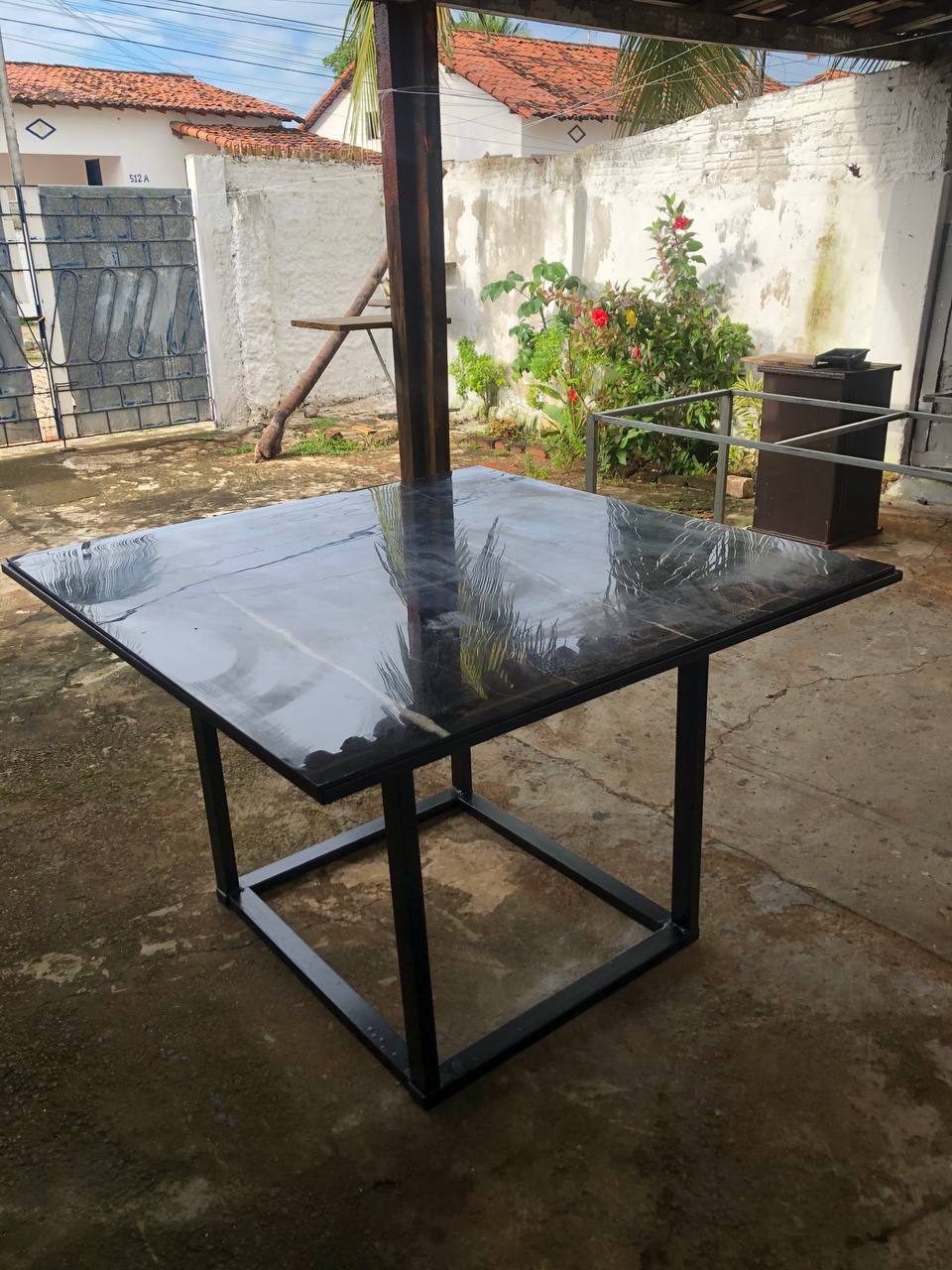 Mesa Industrial 120x120cm com Tampo de Porcelanato e Estrutura em Aço Galvanizado – Resistente à Água