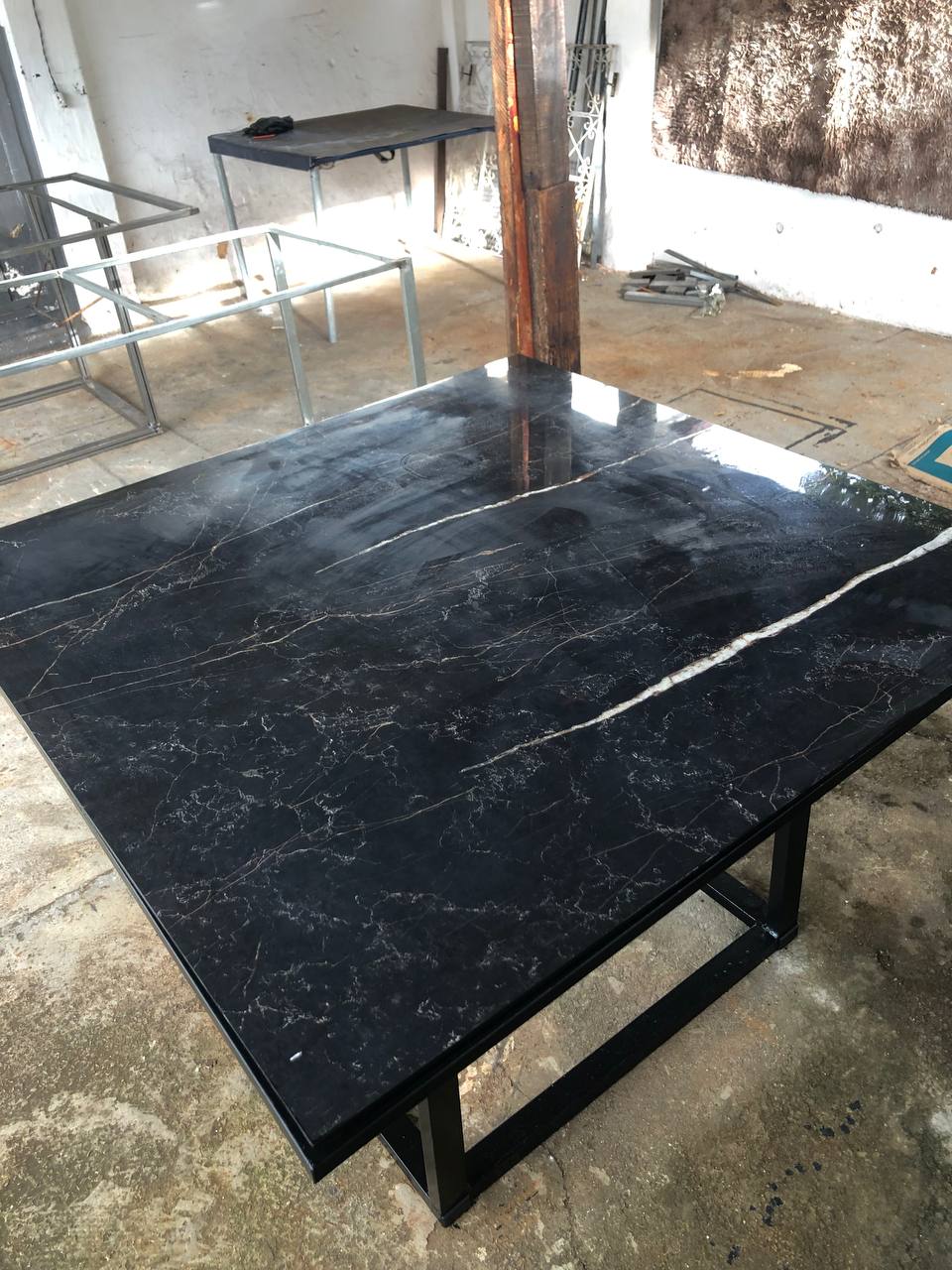 Mesa Industrial 120x120cm com Tampo de Porcelanato e Estrutura em Aço Galvanizado – Resistente à Água
