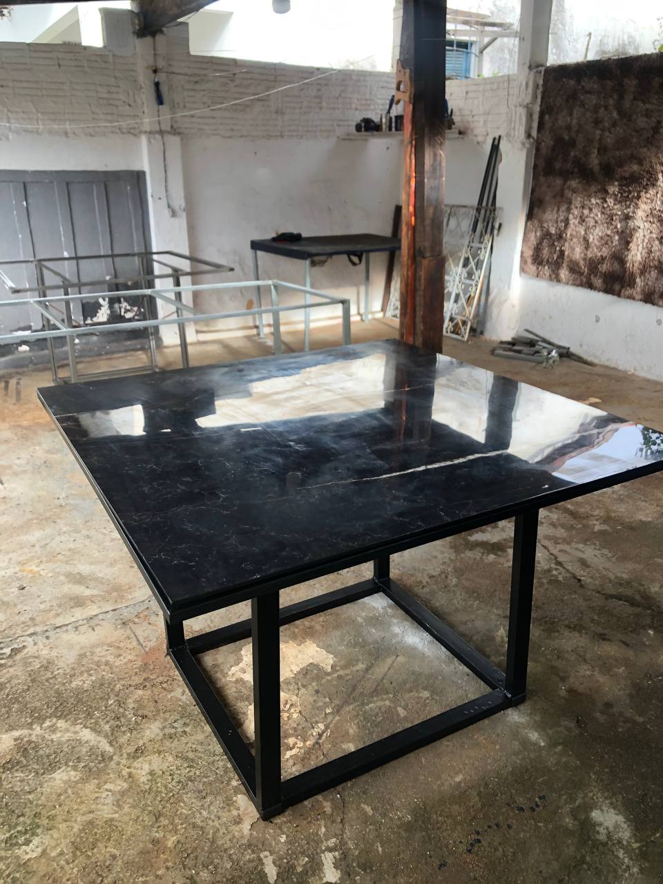 Mesa Industrial 120x120cm com Tampo de Porcelanato e Estrutura em Aço Galvanizado – Resistente à Água
