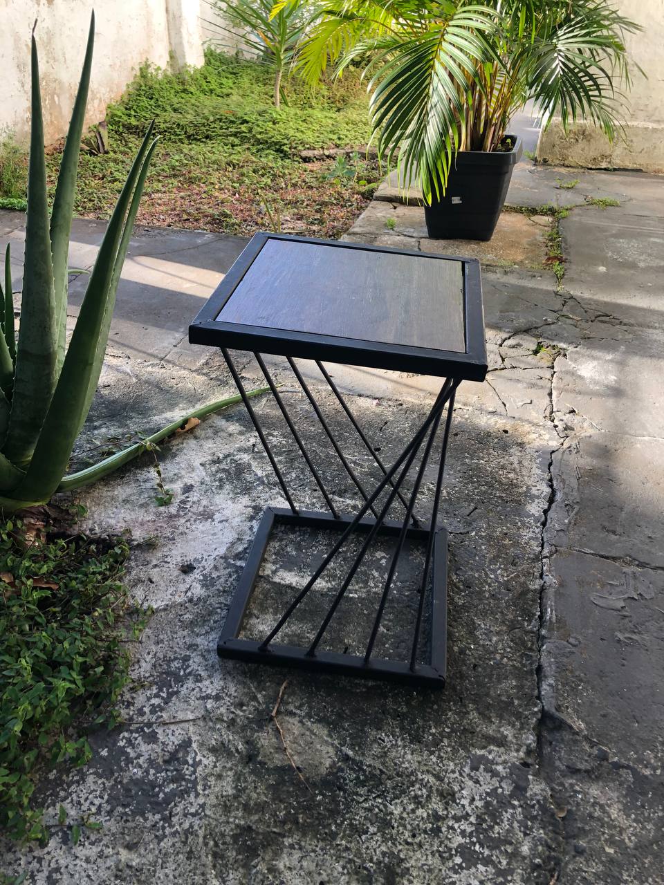 Mesa Lateral Industrial com Estrutura em Aço 20x20mm e Tampo MDF Imbuia Terra