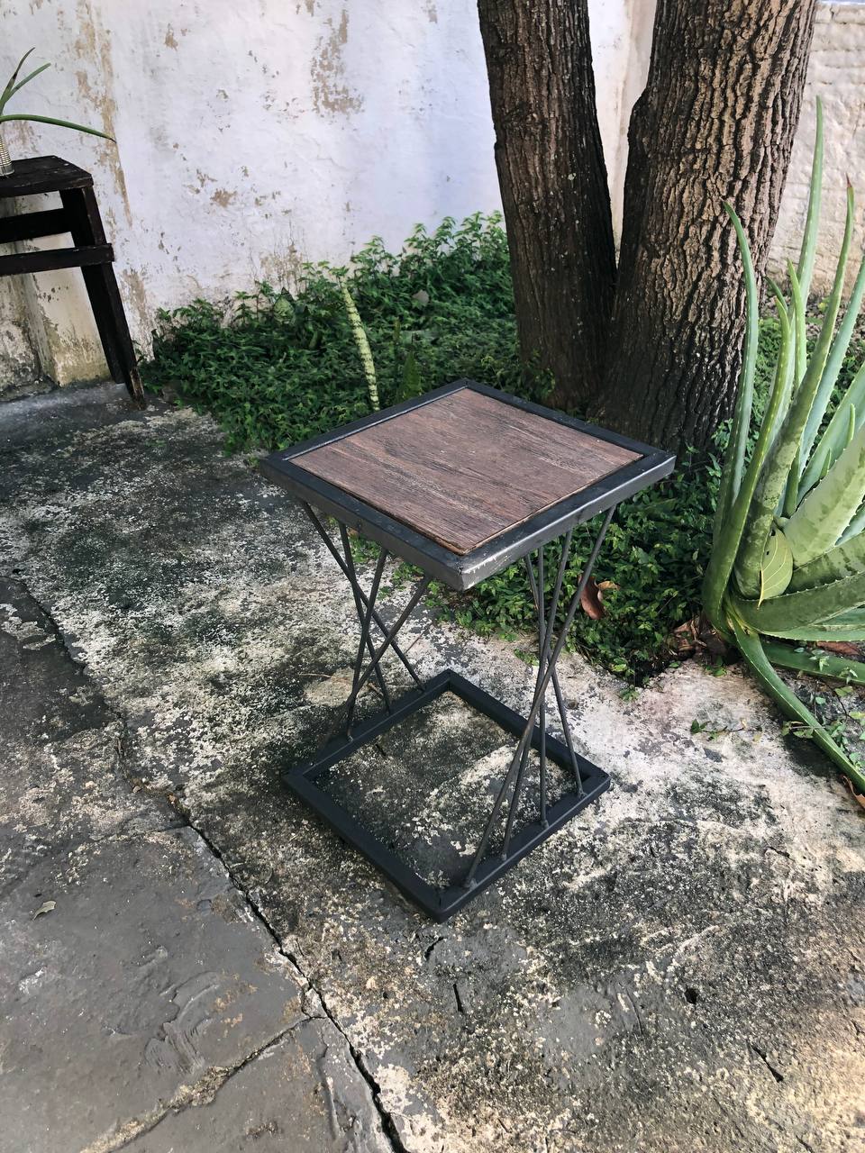 Mesa Lateral Industrial com Estrutura em Aço 20x20mm e Tampo MDF Imbuia Terra