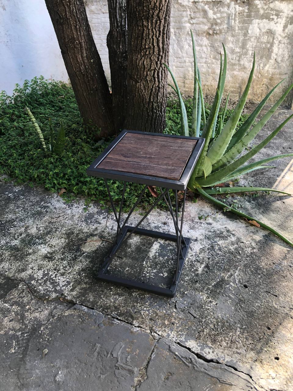 Mesa Lateral Industrial com Estrutura em Aço 20x20mm e Tampo MDF Imbuia Terra