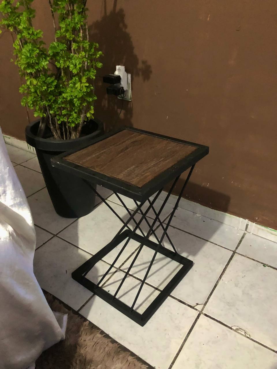 Mesa Lateral Industrial com Estrutura em Aço 20x20mm e Tampo MDF Imbuia Terra