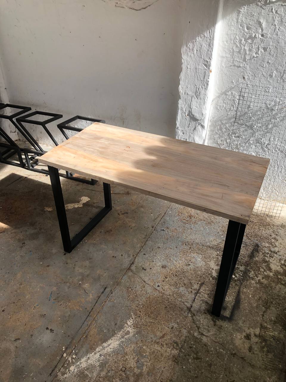 Mesa Industrial em Madeira Timborana – 120x60cm | Design Sofisticado e Estrutura de Aço