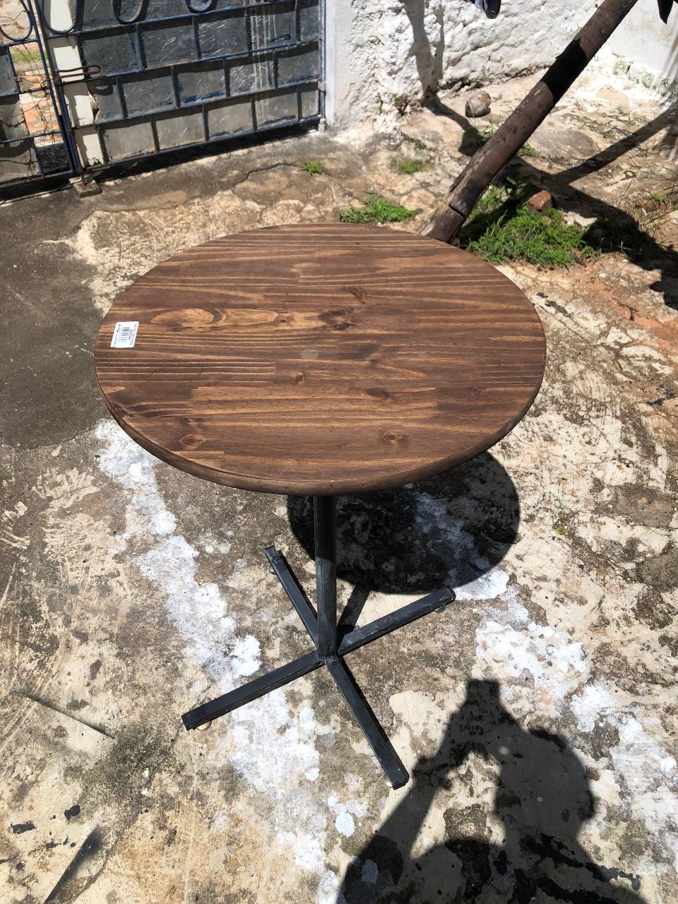 Mesa Bistrô Redonda 60cm – Design Industrial para Ambientes Sofisticados e Quintal