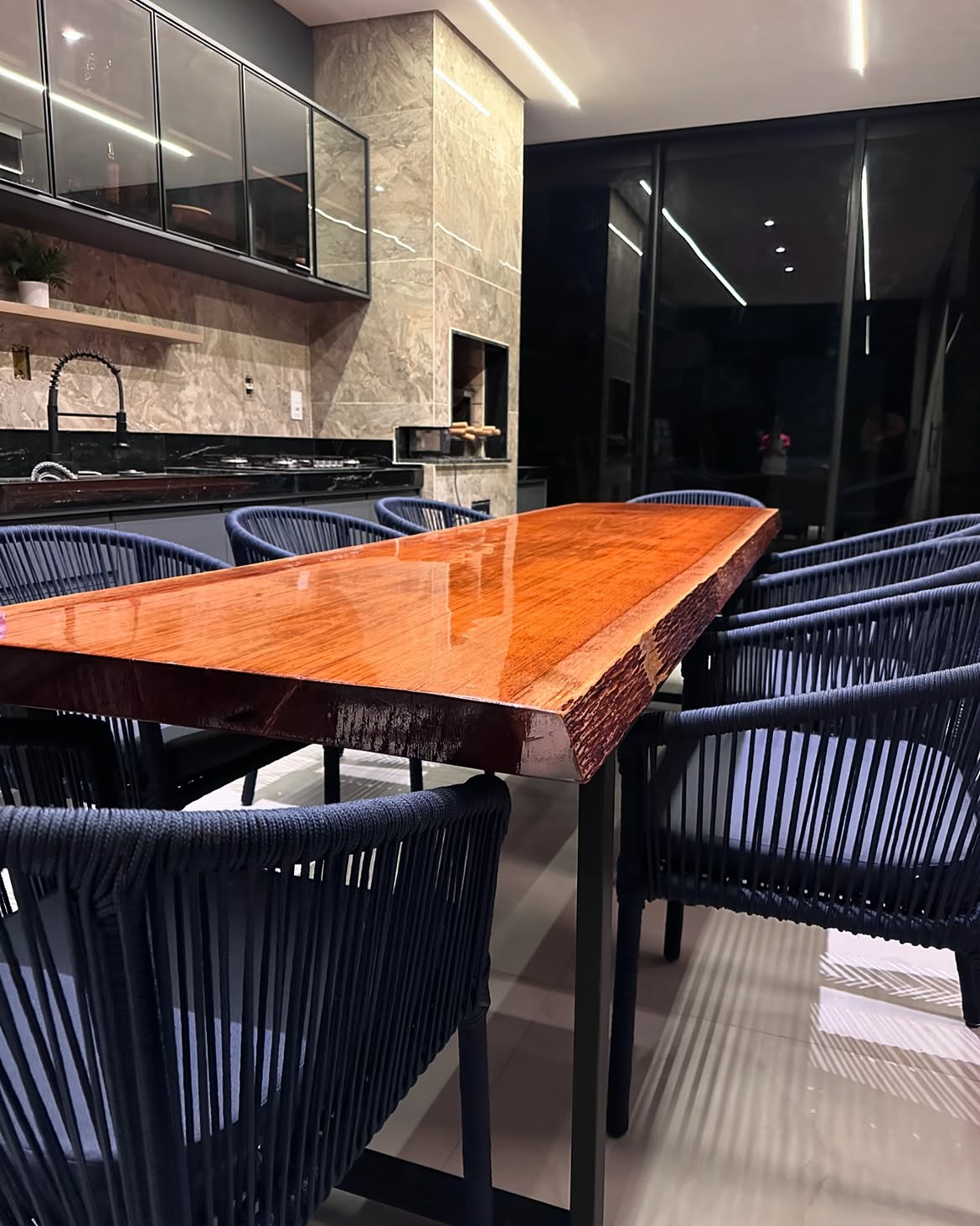 Mesa Jantar Jatobá Maciça 300x90cm Resina Epóxi Industrial 8 Lugares
