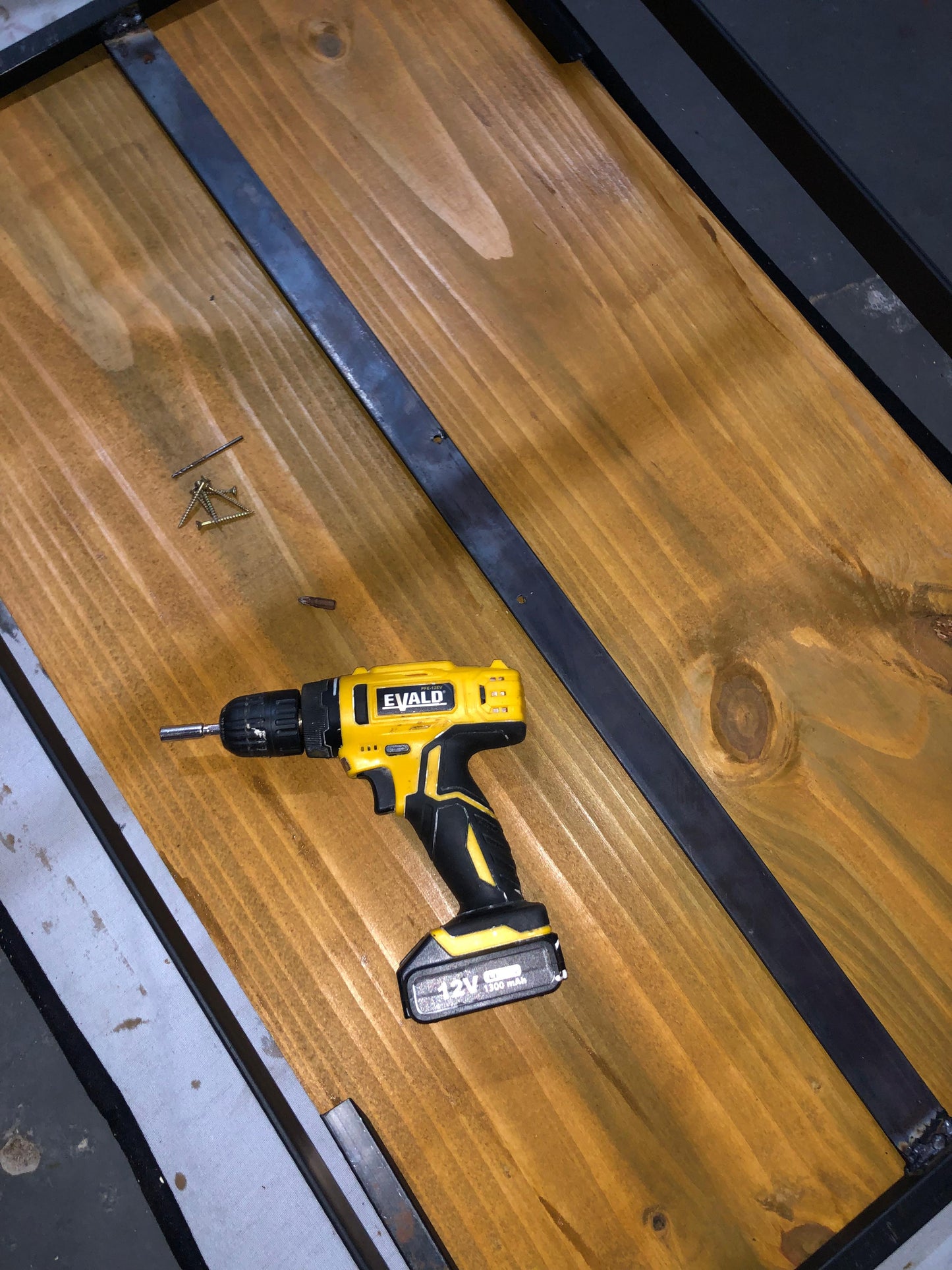 Mesa Industrial com Pinus 120x60cm | Design Moderno e Durável