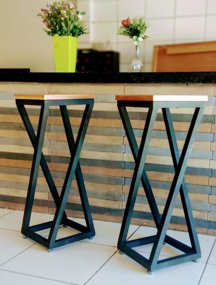 Banqueta Industrial Personalizada – Assento em Madeira e Estrutura em Aço – Altura sob medida