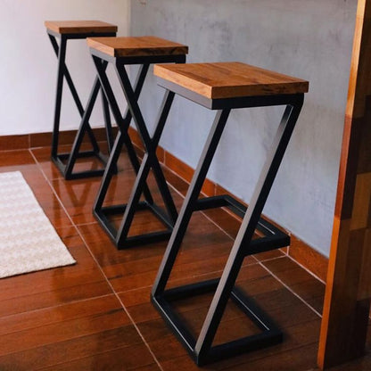 Banqueta Industrial Personalizada – Assento em Madeira e Estrutura em Aço – Altura sob medida