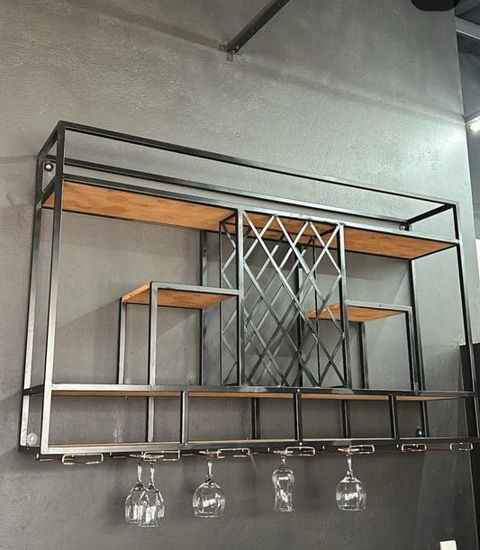 Adega de Teto Suspensa Silver – Estrutura Industrial em Aço e Madeira Pinus Rústico