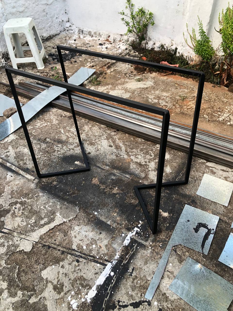 Base de Mesa Industrial Tipo V em Aço – Design Moderno