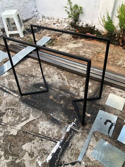 Base de Mesa Industrial Tipo V em Aço – Design Moderno