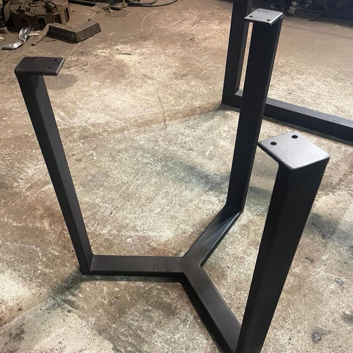 Mesa Bistrô Industrial Tipo X em Aço e Madeira – Design Reforçado