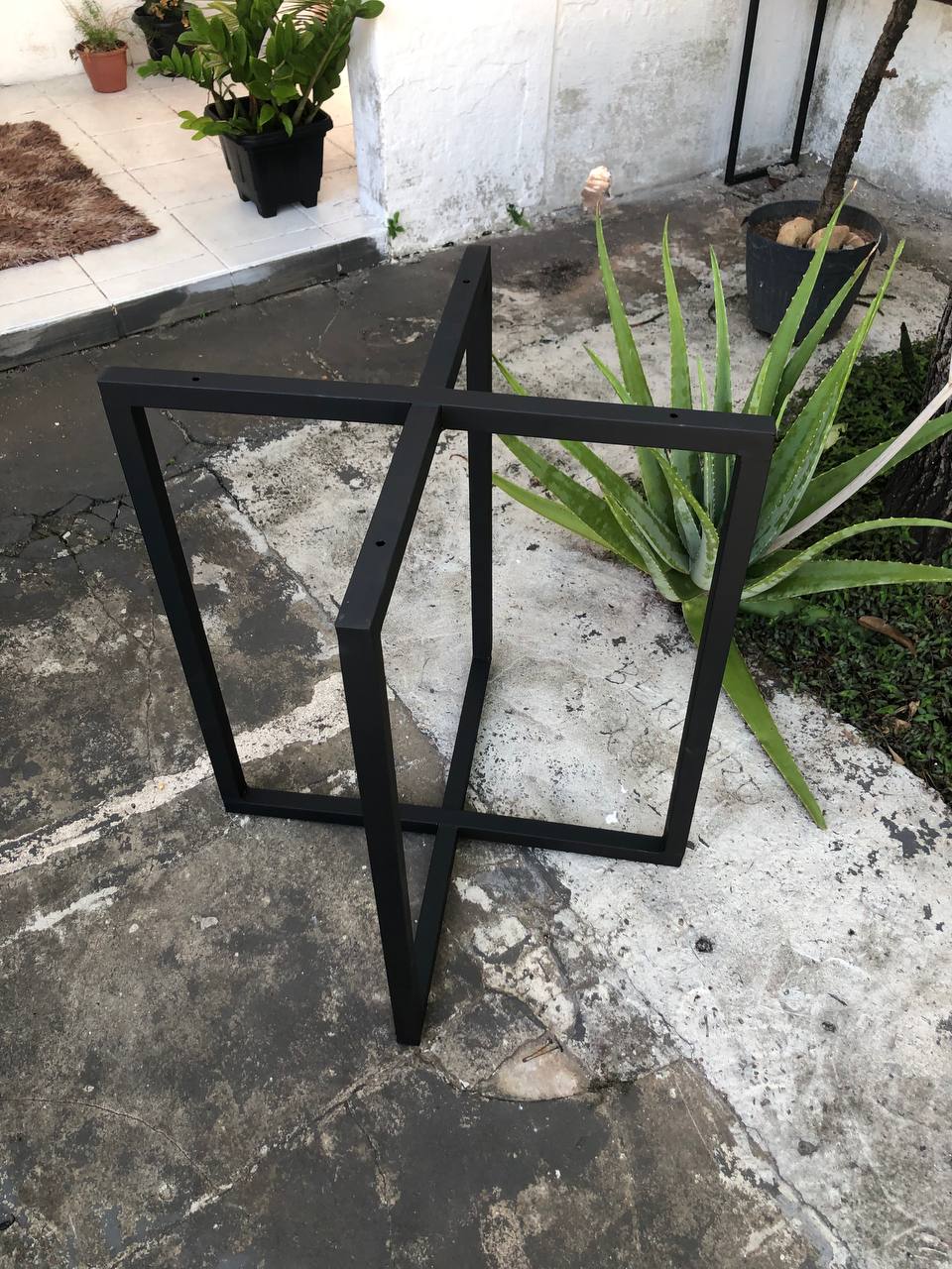 Mesa Bistrô Industrial Tipo X em Aço e Madeira – Design Reforçado