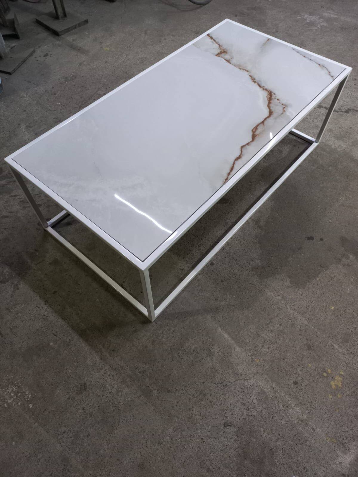 Mesa de Centro Industrial em Porcelanato / Vidro - Sob Medida