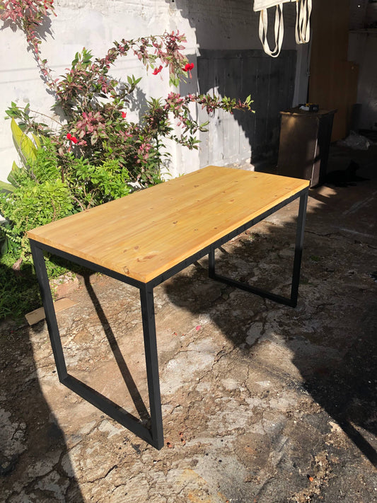 Mesa Industrial em Pinus 120x60cm – Aço Reforçado