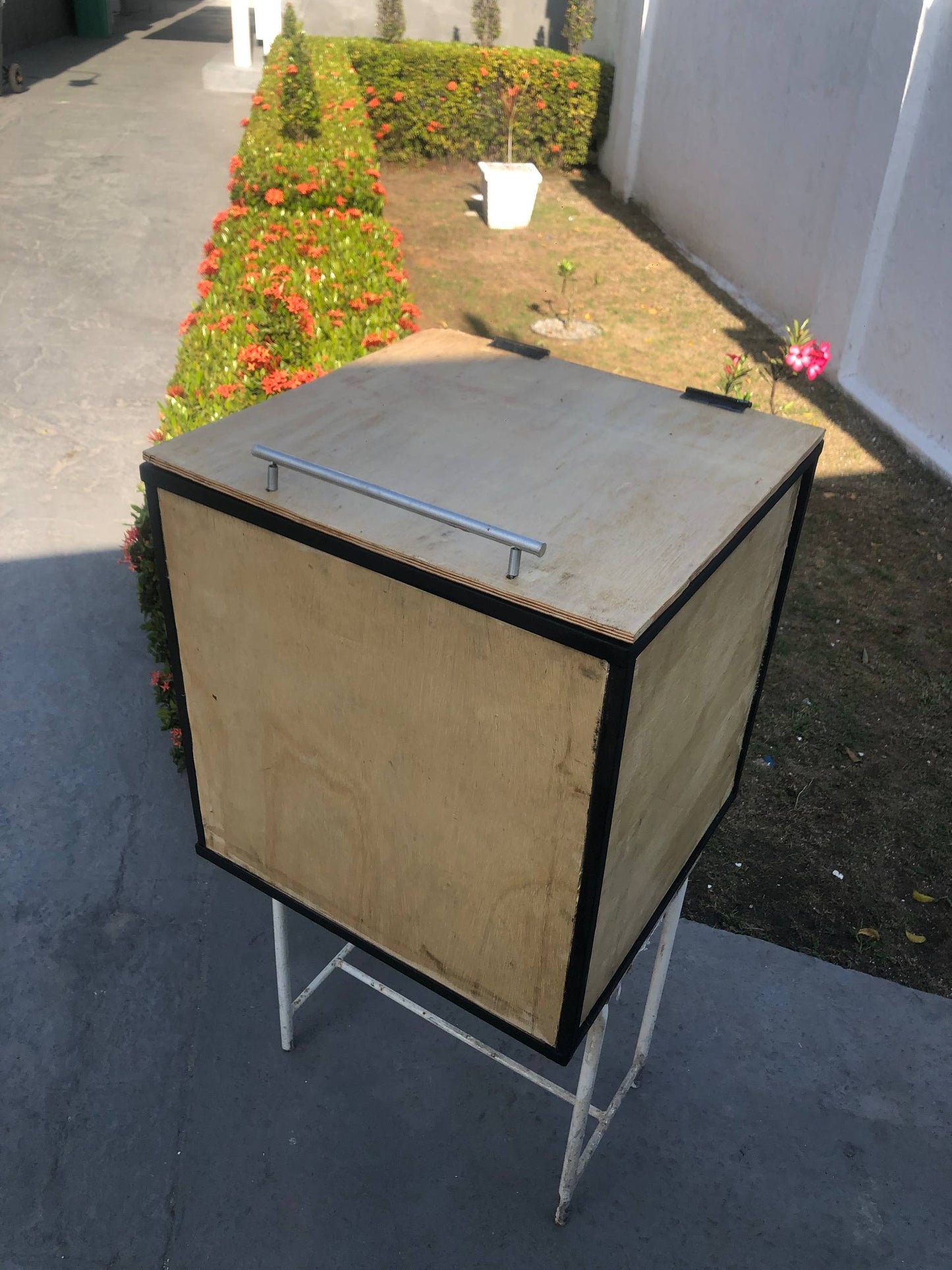 Box Industrial 50x50x50cm - Base em Aço e Tampo em Pinus