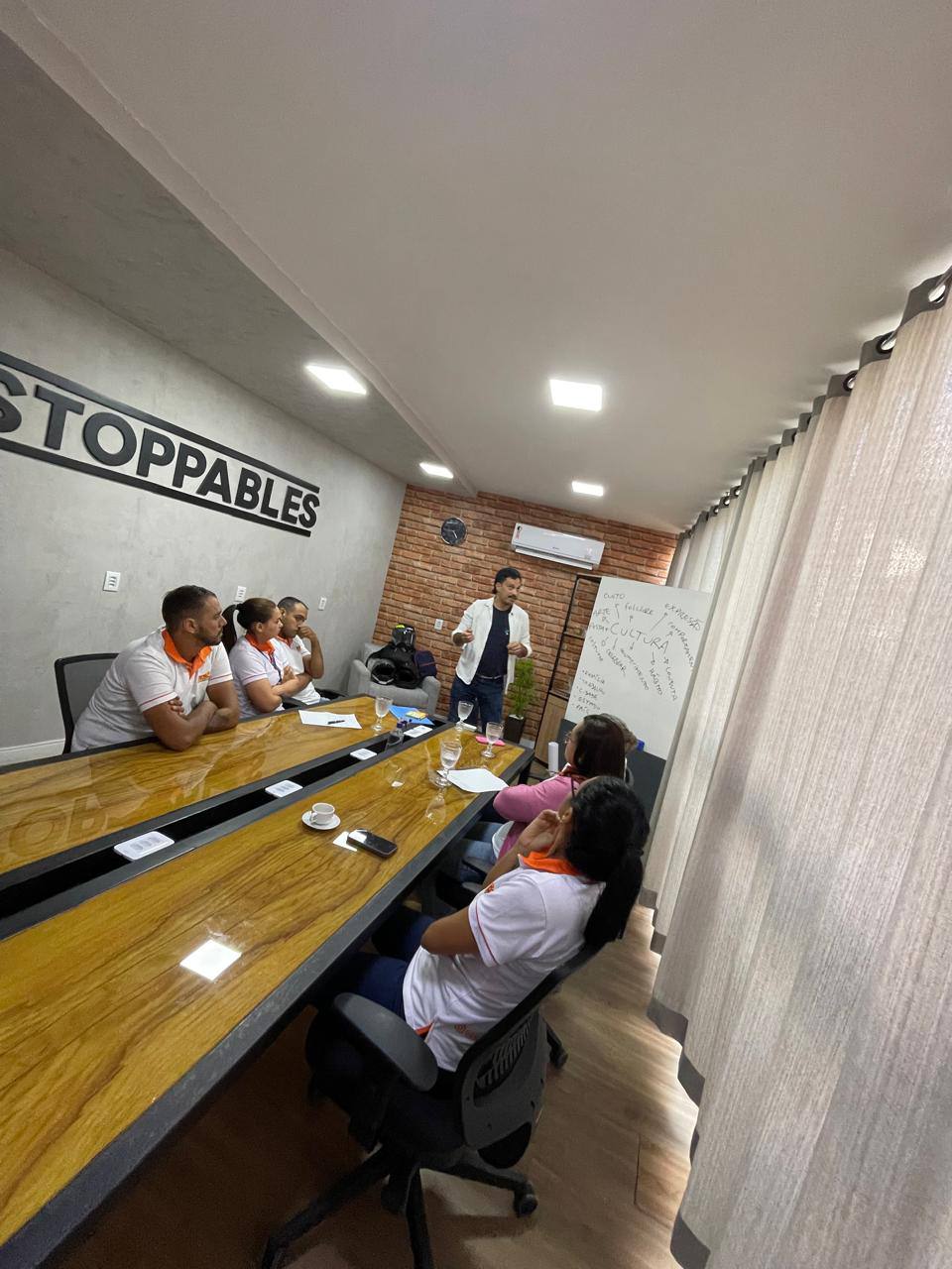 Mesa de Reunião Industrial Madeira Maciça 240x100cm com Passa-Fio 8 Lugares