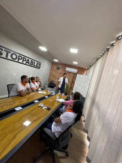 Mesa de Reunião Industrial Madeira Maciça 240x100cm com Passa-Fio 8 Lugares