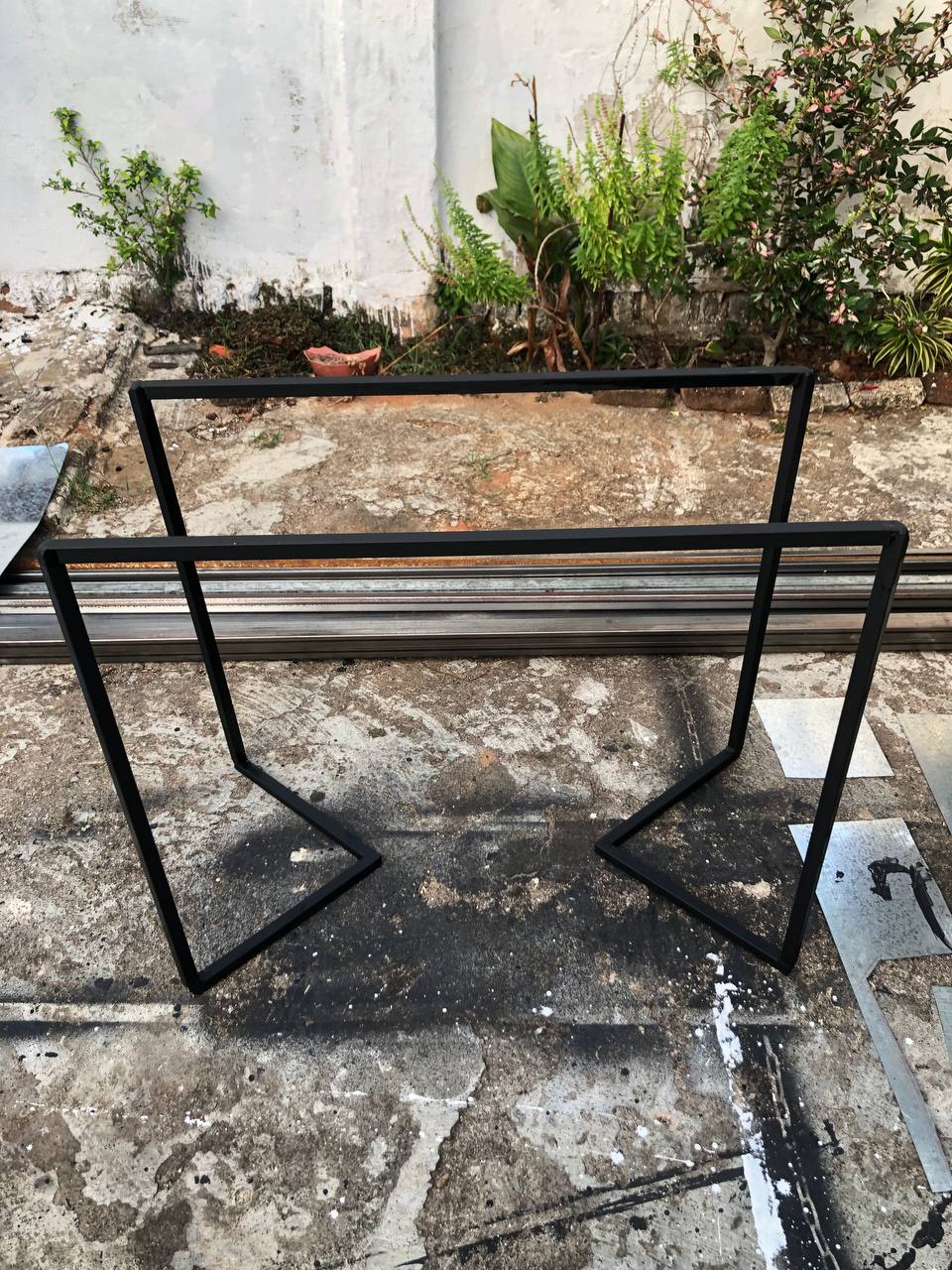 Base de Mesa Industrial Tipo V em Aço – Design Moderno