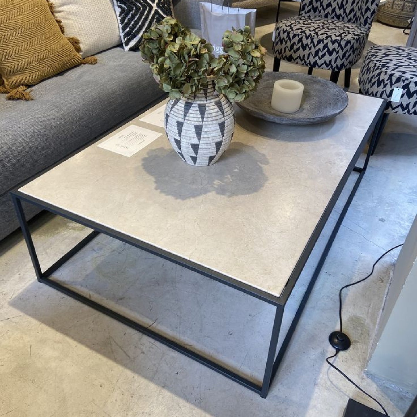 Mesa de Centro Industrial em Porcelanato / Vidro - Sob Medida
