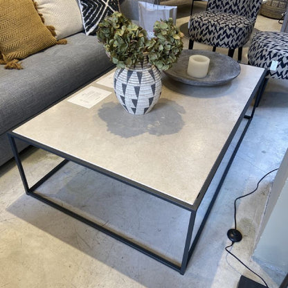 Mesa de Centro Industrial em Porcelanato / Vidro - Sob Medida