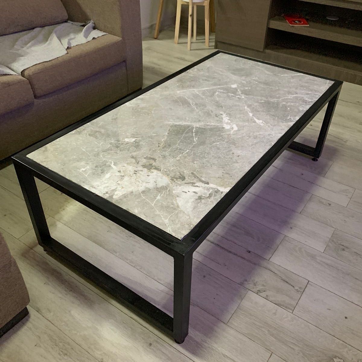 Mesa de Centro Industrial em Porcelanato / Vidro - Sob Medida