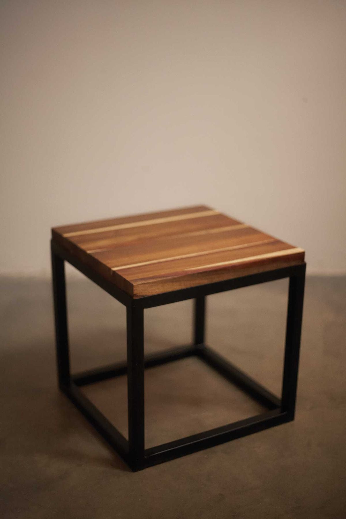 Banqueta Baixa Quadrada – Metalon 30x30mm com Reforço Inferior