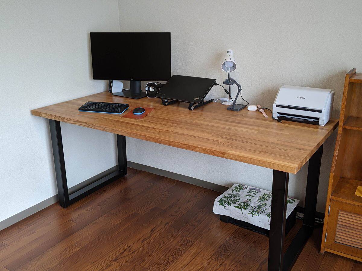 Mesa industrial pinus 140x60cm com base de aço soldada, fabricada em Natal-RN
